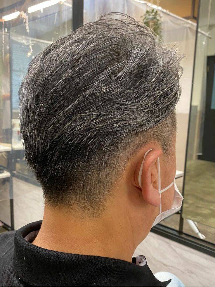 当白发遇上时尚：男士发型的惊艳蜕变