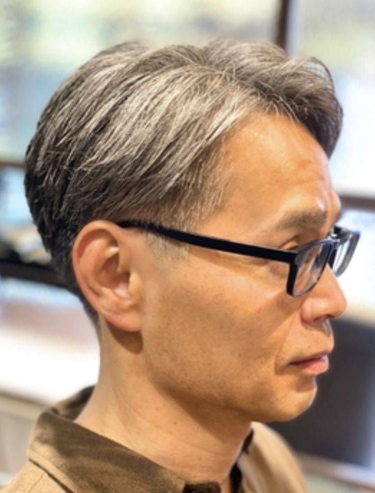 当白发遇上时尚：男士发型的惊艳蜕变