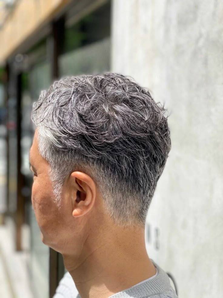 当白发遇上时尚：男士发型的惊艳蜕变